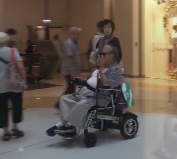 网友偶遇67岁洪金宝坐轮椅现身商场 与妻子同行