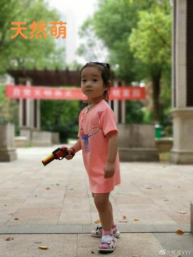 杨威双胞胎女儿玩滑板玩具枪 一个汉子一个天然萌
