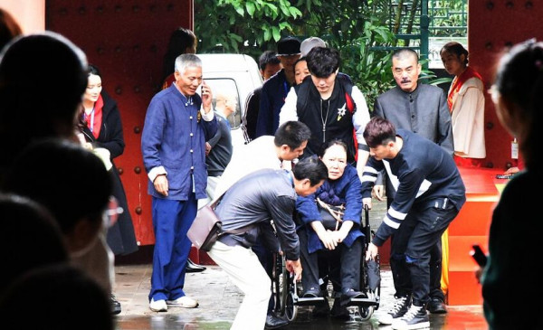 67岁“老戏骨”斯琴高娃近照曝光 坐轮椅见影迷
