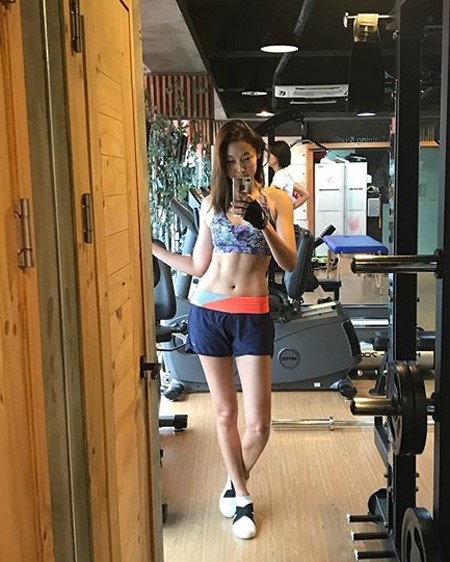 韩女模韩惠珍发健身房自拍照秀健美身材