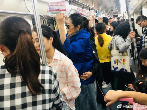 60岁倪萍长沙挤地铁 朋友一旁扶腰怕摔倒