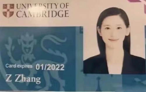 章泽天独自现身剑桥大学被网友偶遇 露尴尬笑容
