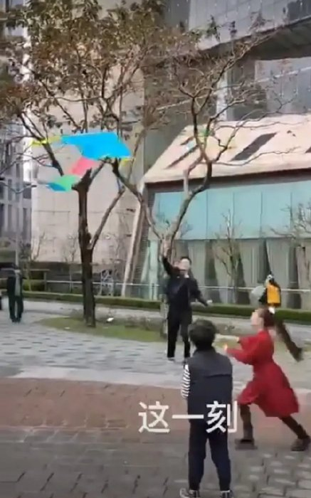汪小菲和儿女一起放风筝，画面温馨！