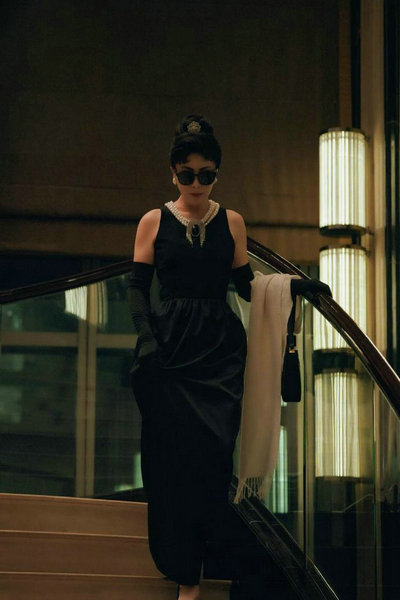 刘嘉玲赫本风造型曝光 小黑裙配珍珠项链高贵又优雅
