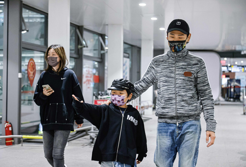 杜德伟携妻儿现身北京机场 口罩遮面难掩逆龄好状态