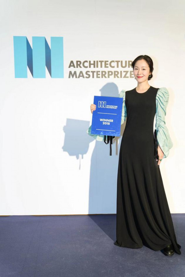 江一燕回应获建筑奖争议：我长的确实像颁奖嘉宾