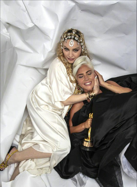 Lady Gaga与麦当娜合照 两人亲密卧床破不合传闻