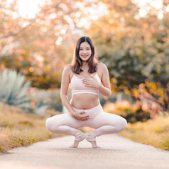 十分厉害！乐基儿挺5个月孕肚做高难度瑜伽