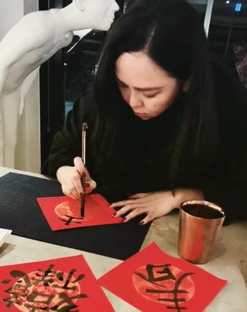 张惠妹写春联修身养性 尾牙准备巨额红包犒赏员工